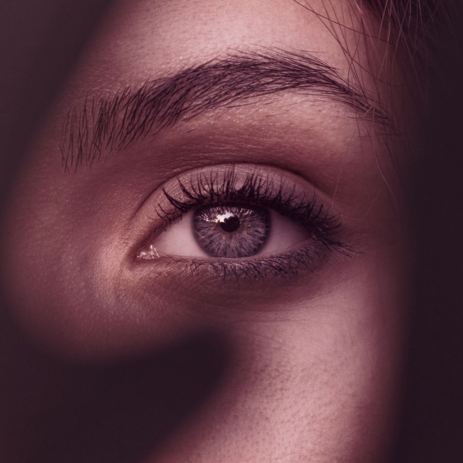 Gros plan sur un œil grand ouvert, le regard attentif