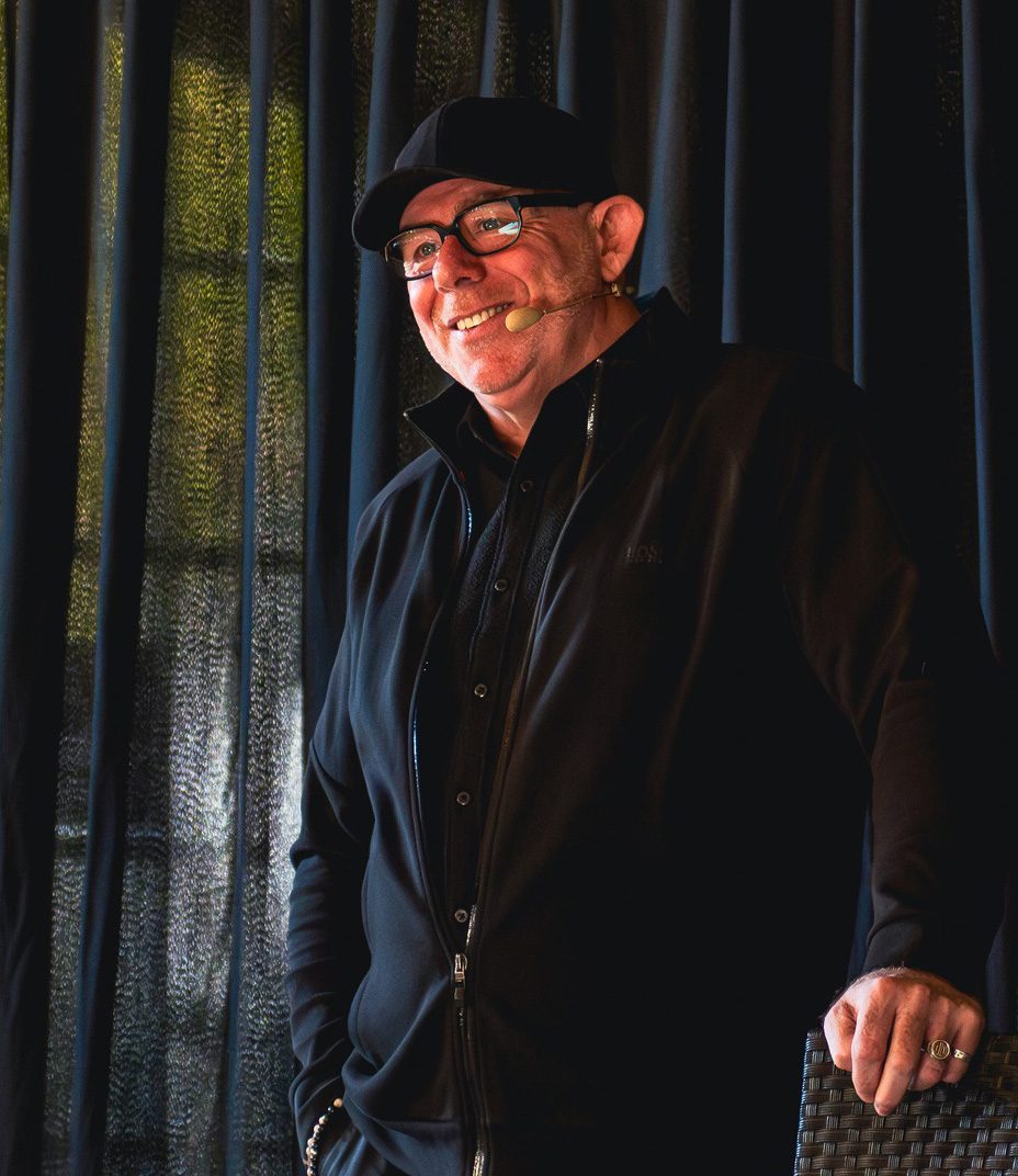 Laurent Marchand, souriant, sur scène