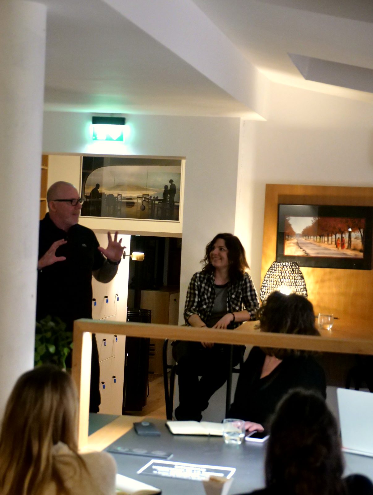 Laurent Marchand debout, en train d’animer un atelier devant le groupe