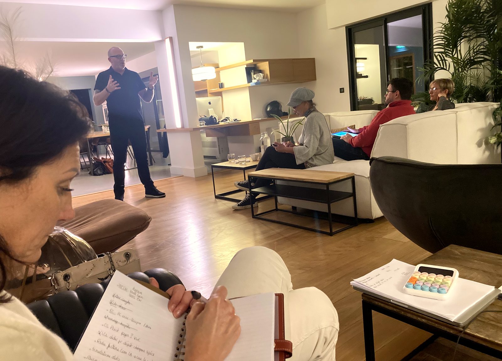 Une participante prend des notes pendant que Laurent parle