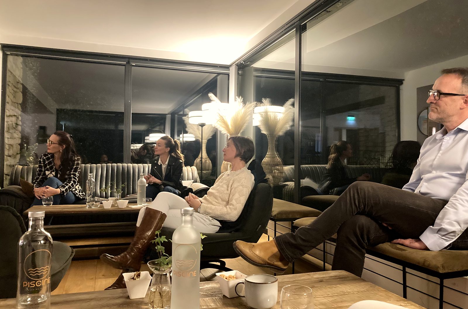 Le groupe installé en cercle, dans le salon qui accueille l’atelier